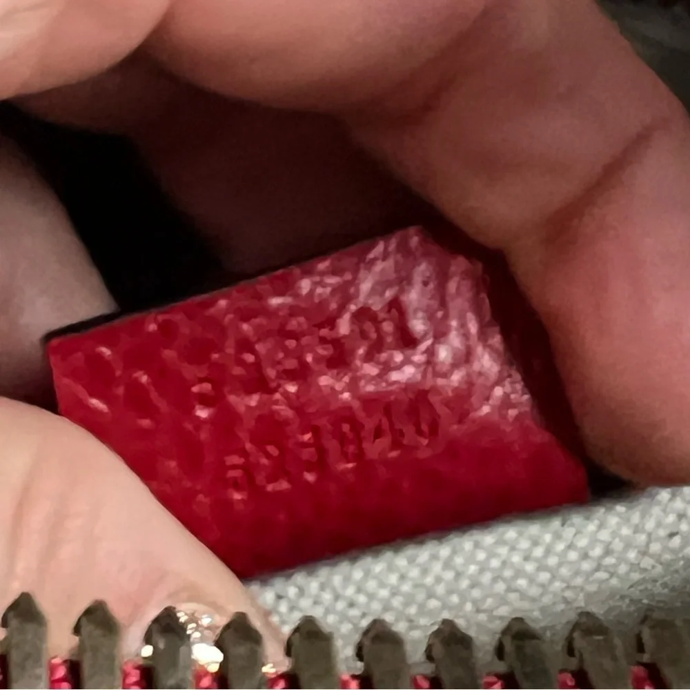 GUCCI Logo Print Leather Grained Calfskin Logo Messenger Bag Hibiscus Red